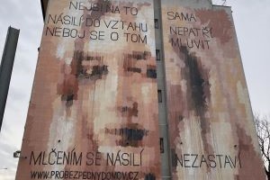 Mural v Holešovicích upozorňuje na problematiku domácího násilí